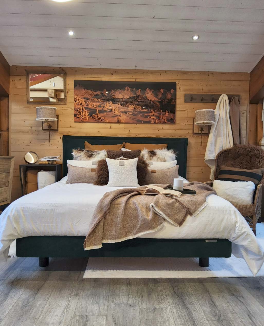 Chambre avec tête de lit en bois